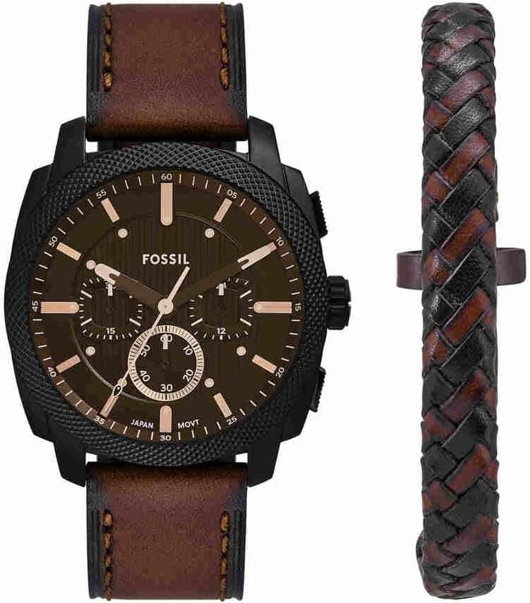 Orologio cronografo Fossil Machine con cassa nera, quadrante marrone e cinturino in pelle marrone, accanto a un bracciale in pelle intrecciata